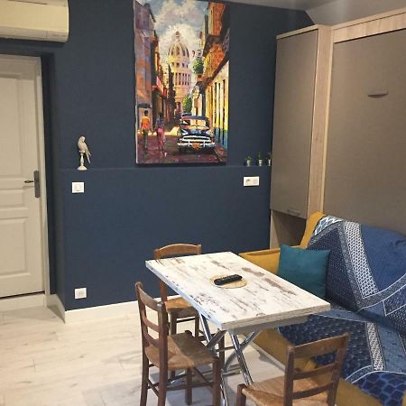 Gites Le Petit Nailly Magny-les-Hameaux Ngoại thất bức ảnh